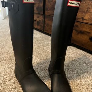 Size 8 tall hunter rain boots with boot socks
